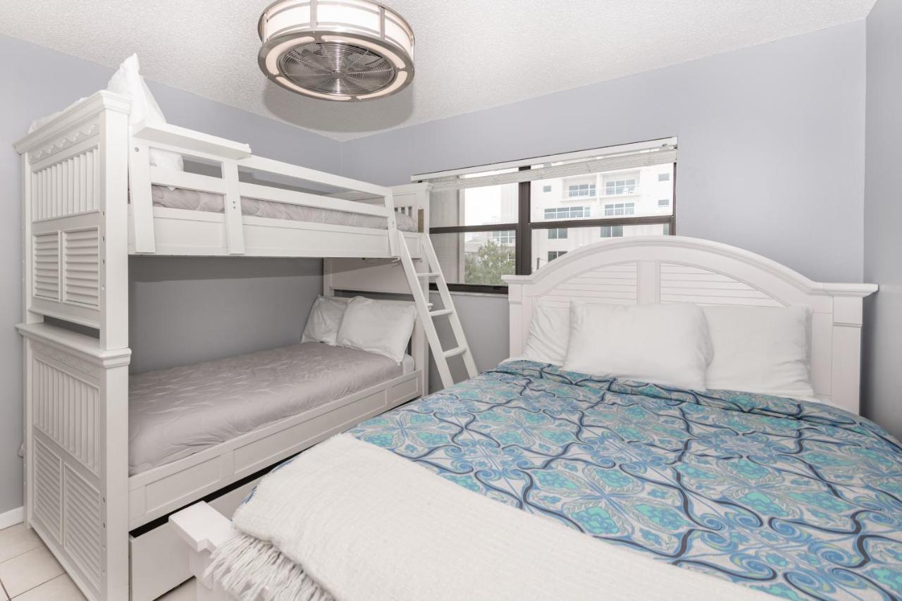 Coastal Amazing Location! 50 Steps To The Apartment Clearwater Beach