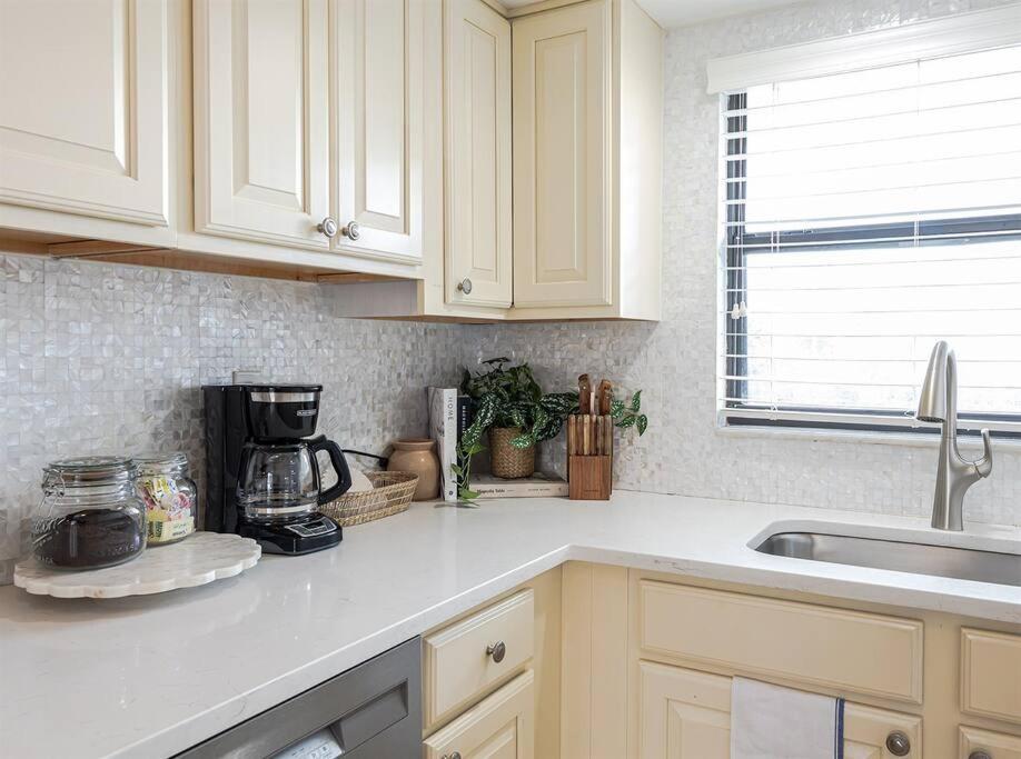 Apartment Coastal Amazing Location! 50 Steps To The