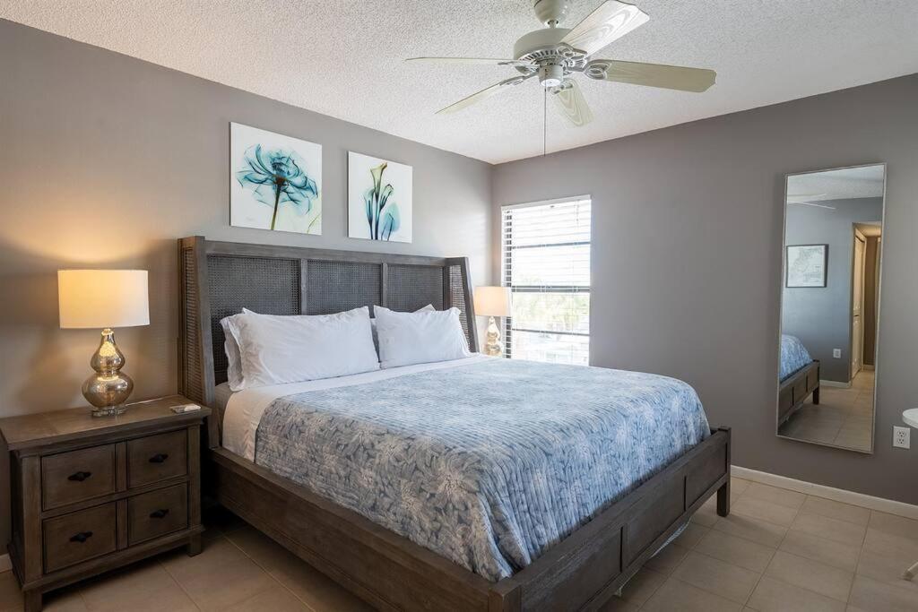 Coastal Amazing Location! 50 Steps To The Apartment Clearwater Beach