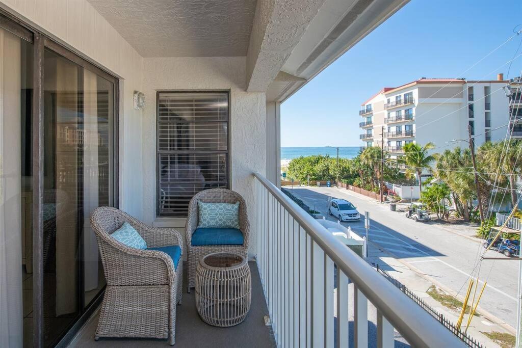 Apartment Coastal Amazing Location! 50 Steps To The Clearwater Beach